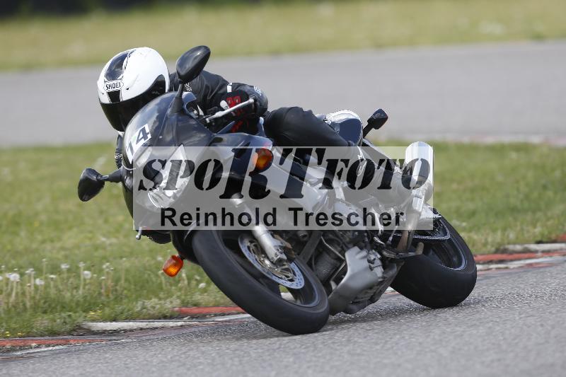 /Archiv-2025/09 22.04.2025 Cornu Master School ADR/gruen-vert/14